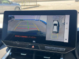 【パノラミックビューモニター】専用のカメラにより、上から見下ろしたような視点で360度クルマの周囲を確認することができます☆死角部分も確認しやすく、狭い場所での切り返しや駐車もスムーズに行えます。