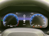 速度や燃料残量など、運転に必要な情報がメーター内にまとまって表示されます。中央部の案内表示も含めて走行中に確認しやすく、車両の状況を把握する際に便利です。