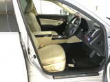 運転席は大きな座面と包み込むような背もたれが身体全体を支えます。上質なシートを採用し長時間の運転やコーナーの多い道も快適です。座った時の頭上スペースも余裕たっぷりで、ロングドライブもラクラクです。
