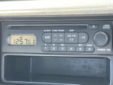 ラジオやCDの操作ボタンがまとまって配置され、選局や音量調整も手元で確認しやすい構成です。表示部で放送局や時刻を見ながら、通勤や移動中の音楽を楽しめます。