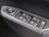 運転席からも操作可能な全席パワーウィンドウが装備されています。