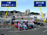 国道3号線から見えるスズキマークが目印!中古車センターへは川沿いの出入り口からお入りください!