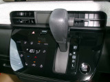 操作しやすいシフトレバーとタッチ式エアコンパネルで運転も楽々です。