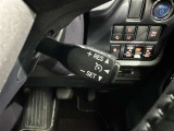 クルーズコントロール機能が付いています。 速度を設定するとアクセルを踏まなくても一定の速度で走ることができます。  高速道路ではとても便利な装置なんです。
