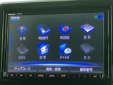 名称や電話番号、周辺施設などから目的地を探せるメニューを表示しています。選択肢が画面上にまとまっているため、行き先を設定する際にも項目を確認しながら選べて便利です。