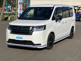 洗練されたフロントまわりに、横へ広がるグリルと端正なランプが調和。白いボディとのコントラストも印象的で、昼夜を問わず存在感ある佇まいです。