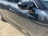 ドアミラーにはLEDウインカーが埋め込まれており、対向車からの視認性を高めております。