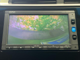 後方の様子を画面で確認でき、駐車時の周囲確認をサポート。車庫入れや切り返しの際にも、目視とあわせて活用いただける便利な装備です。