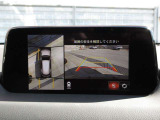 車体の大きいCX-8でも、狭い駐車場やT字路での取り回しが楽になる『360&deg;ビューモニター』を完備。上空から見下ろす全周囲カメラと障害物センサーの連携で、周囲の見通しを高めます。