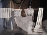 【ペダル】BMWはオルガン式アクセルペダルを採用しています。踏み込む足とペダルが同じ軌跡を描くため、かかとがずれにくく、アクセルコントロールがよりしやすくなるメリットがあります。