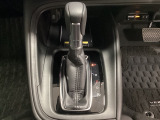 CVT車のセレクトレバーです。低速から高速まで、変速ショックのないスムーズな走りと、エンジン効率のよい領域を維持して燃費にも貢献します。