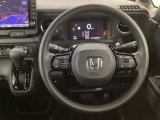 【ハンドル】運転にかかわる様々な操作を安全に行えるように視点移動が少なく操作性に配慮されたスイッチ類が凝縮されたコックピットです。