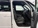 運転席の足元まわりです!アクセル・ブレーキペダルの配置や足元スペースもしっかりご確認いただけます。毎日の運転で長く過ごす場所だからこそ、実際の広さや使い勝手も大切なチェックポイントです。
