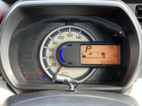 速度計と液晶表示がまとまり、運転に必要な情報を確認しやすいメーターまわりです。表示が視線の届きやすい位置にあり、日々の運転時にも情報を把握しやすくなっています。