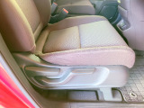 【運転席ハイトアジャスター】シートの高さを調整でき、視界を合わせやすく運転しやすいポジションに設定できます。