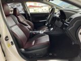 落ち着いた色合いのシートが、運転席と助手席にゆったりとした印象を添えます。前方や側方の見通しも確保しやすく、乗り降りの際も室内の様子を確かめやすい空間です。
