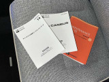 メンテナンスノート、取扱説明書ですね。 車の情報が凝縮されています。 車の整備記録が記載されている大事な物ですよ。