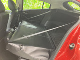 後席を倒した状態で荷室側までつながる空間が広がり、大きめの荷物を載せたい場面にも便利です。座席の背面やシートベルトの位置も確認でき、使い方に合わせたアレンジが可能です。