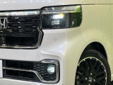【LEDヘッドライト】悪天候や夜間走行時も良好な視界を確保し安心して運転できる高輝度LEDヘッドライトを装備!点灯速度が早く、消費電力も抑えられています。