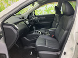 助手席から運転席まで見通しのよい室内で、座席は身体を受け止める形状です。黒を基調にまとめられ、乗り降りしやすく、日常の移動にも馴染む空間です。