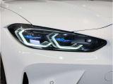 【レーザーライト】BMWレーザー・ライトは、従来のLEDヘッドライトのロービームの約2倍に相当する最長600mまでの距離を照らすことが可能なヘッドライトシステムです。