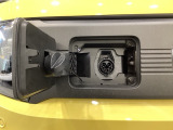 普通充電は6kWの高い出力で行うため、満充電まで約4.5時間という早さです。別売りの「AC外部給電器・AC100V/最大1500W」を普通充電ポートに差し込んで使用すればさまざまな電化製品が使えます。