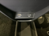 セレクトレバーの下に、スマートフォンなどの充電可能なUSB端子が2個、音源などの外部入力の可能なUSB端子が1個ついています。移動中に充電もできるので便利です。
