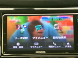 ナビゲーションやオーディオの各メニューを画面上で選べる構成です。目的地検索やソース切替など、日常で使う項目を確認しやすく、案内や音楽の利用をサポートします。