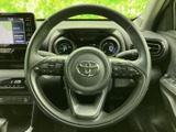 左右のスポークにスイッチが配置され、運転姿勢を保ちながら各種機能に手を伸ばせます。メーターや画面を見ながら操作内容を確かめやすく、日常の運転で使う機能を手元にまとめています。