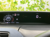 速度やエンジン回転数、シフト位置などを運転席から確認しやすい配置です。必要な情報を走行前にひと目で把握しやすく、毎日の運転を支える見やすいメーターまわりです。