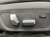 【メモリー機能付きパワーシート】運転手が代わってもボタン一つで設定ポジションに。常にご自身のドライブ設定が整います。