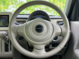 手になじみやすい形状で、運転席から自然に握れる位置に配置されています。メーターや周辺の表示を確認しながら運転でき、毎日の移動でも扱いやすさを感じていただけます。