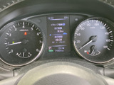 左右のメーターと中央のディスプレイに情報がまとまり、運転中に必要な表示を確認しやすい配置です。速度や走行に関する情報が見やすく、日々の運転を支えてくれます。