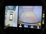 全方位モニター付きです。車両を上から見たような映像をナビゲーション画面に表示。運転席からの目視だけでは見にくい、車両周辺の状況をリアルタイムでしっかり確認できます。