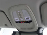 ルーフにあるボタンは、車両が始動しない場合、パンクした場合、または事故に遭った場合などの緊急時に支援の要請に使用できるため、安心感を高めることができます。