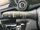 レバー上に各操作を示す表示がまとめられており、運転席から確認しやすい配置です。天候の変化に応じて手元で操作できるため、雨の日のお出かけでも扱いやすさに配慮されています。
