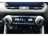 ★運転席と助手席でそれぞれお好みに合わせて温度設定が行えるフルオートエアコンです。外気温や室温、日射量を感知し、吹き出し温度、風量を緻密に制御します