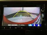 リバースギアに入れるだけで後方の表示へ切り替わります。夜間や雨の日の駐車も楽になりますよ。