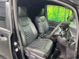 運転席まわりには十分なスペースがあり、大柄な方でもゆったり運転していただける環境です。