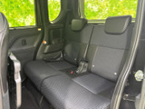 左右のシートにヘッドレストを備え、後席の同乗者も落ち着いて座れる空間です。窓から自然光が入り、座面と背もたれの模様が室内にさりげなく映えます。