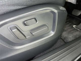 電動パワーシートです。 高級車によく付いてますね。 ポジションを細かく調整、出来るので長時間の運転もリラックスして出来ちゃいますね。