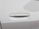 【デザインとの融合】BMWデザイナーが創り出したボディデザインを損なう事のない様に配置とデザインに拘っています。ドアノブについてもBMWの拘りに妥協はありません。