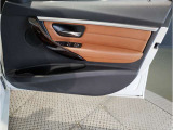 当社BMW認定中古車は全車保証付きでございます。また保証料金や整備費用はお見積書内の諸費用・税金に追加計上する事はございません。認定中古車保証付きのお支払総額でお見積りご依頼の上、他店とお比べください