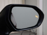 隣車線を走る車両をレーダーで検知し、ドアミラーでは確認しにくい後側方エリアに存在する車両に加え、急接近してくる車両も検知します。車両を検知するとドアミラーに搭載されたLEDインジケーターが点灯します。