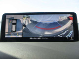 車体の大きいCX-8でも、狭い駐車場やT字路での取り回しが楽になる『360&deg;ビューモニター』を完備。上空から見下ろす全周囲カメラと障害物センサーの連携で、周囲の見通しを高めます。