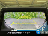 後方の映像にガイドラインが表示され、駐車時に車両周囲の確認をサポートします。画面だけに頼らず目視も組み合わせることで、車庫入れや切り返しを行いやすくなります。