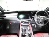 上質で落ち着いた印象のインパネ。視界も広々で運転しやすいです。