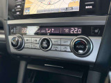 夏でも冬でもお好みの温度に設定しておけば、AUTO ボタンひとつで快適な車内空間へ!風の強さや温度、内外気の切り替えも自動で調整してくれます♪こちらのお車はシートヒーター機能付きです!