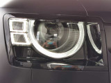 フロントフェイスを際立たせるLEDヘッドランプ。その独特なオリジナリティ溢れるシルエットは、遠くからでもディスカバリースポーツであると一目でわかります。