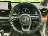 手元に複数のスイッチが配置され、運転姿勢を大きく変えずに各種操作へアクセスできます。メーターやナビと合わせて使いやすく、日々の運転を便利にサポートします。